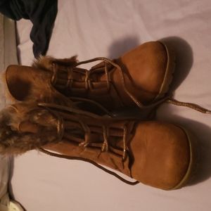 Brown boots with fur